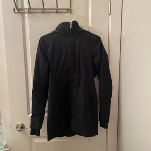 Lululemon size 8 raincoat with spacer sidings